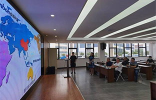 集萃（昆山）工业升级增进中心携电子科技大学专家赴新利luck18光电开展产学研对接